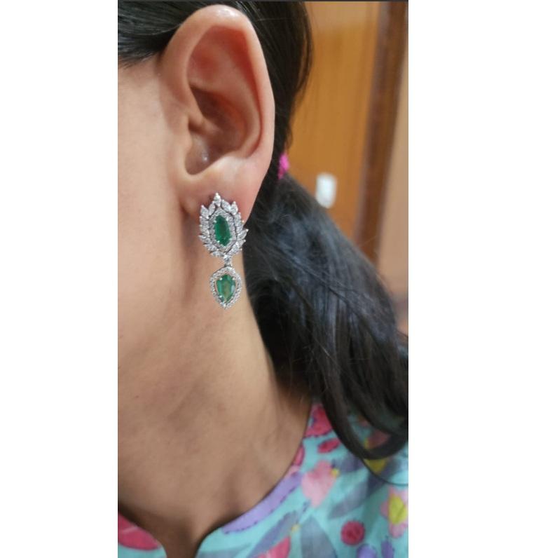 Boucles d'oreilles en or 18k avec émeraude naturelle et diamant Pour femmes en vente