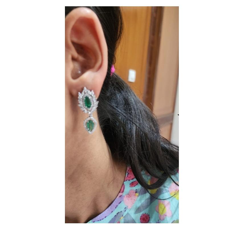 Boucles d'oreilles en or 18k avec émeraude naturelle et diamant en vente 1