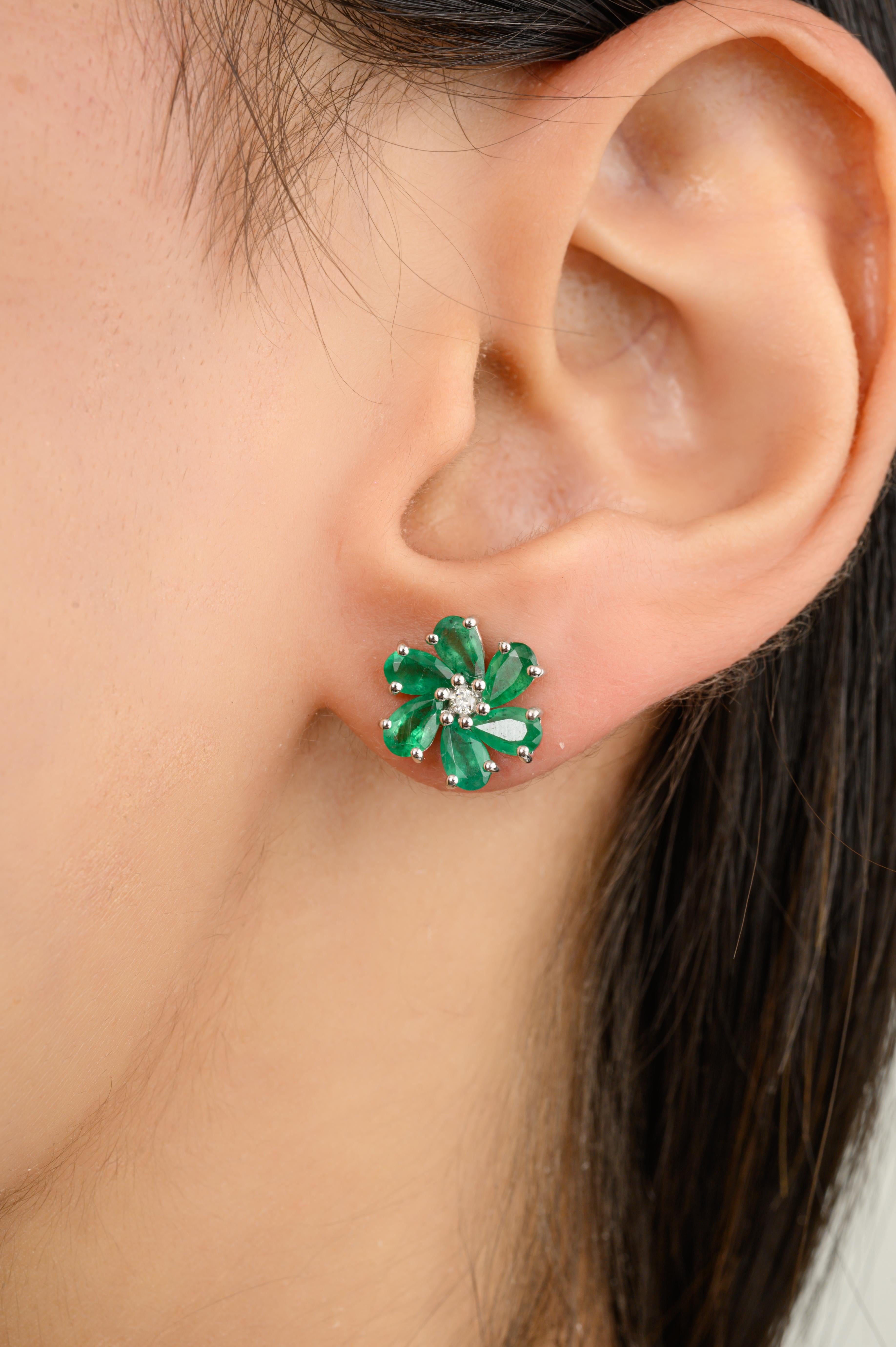 Boucles d'oreilles fleurs en or 18 carats Emeraude Naturelle Diamantée Cadeau pour Elle pour faire une déclaration avec votre look. Vous aurez besoin de boucles d'oreilles pour affirmer votre look. Ces boucles d'oreilles créent un look étincelant et