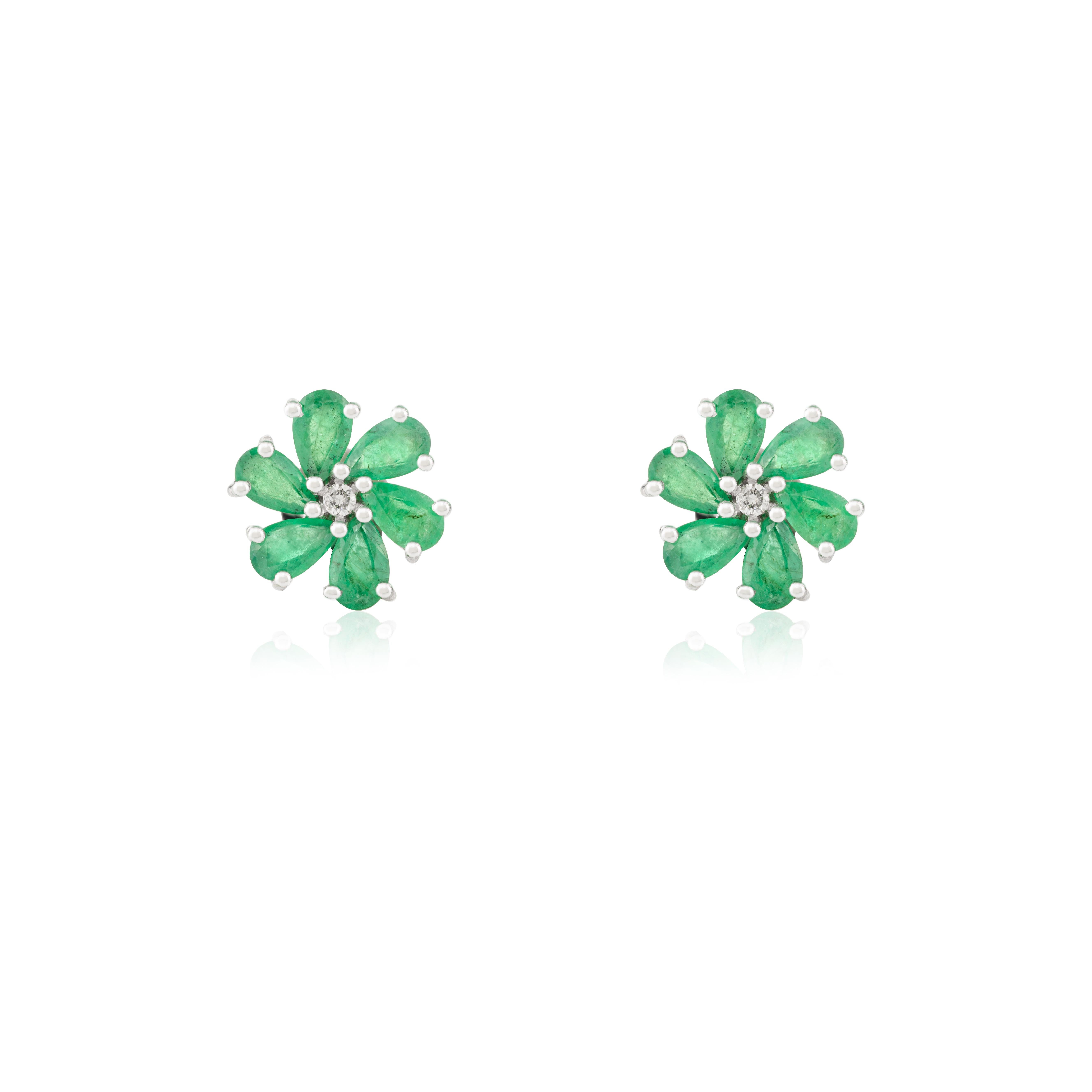 Moderne Clous d'oreilles fleur en or blanc massif 18 carats avec diamants et émeraudes naturelles avec griffes en vente