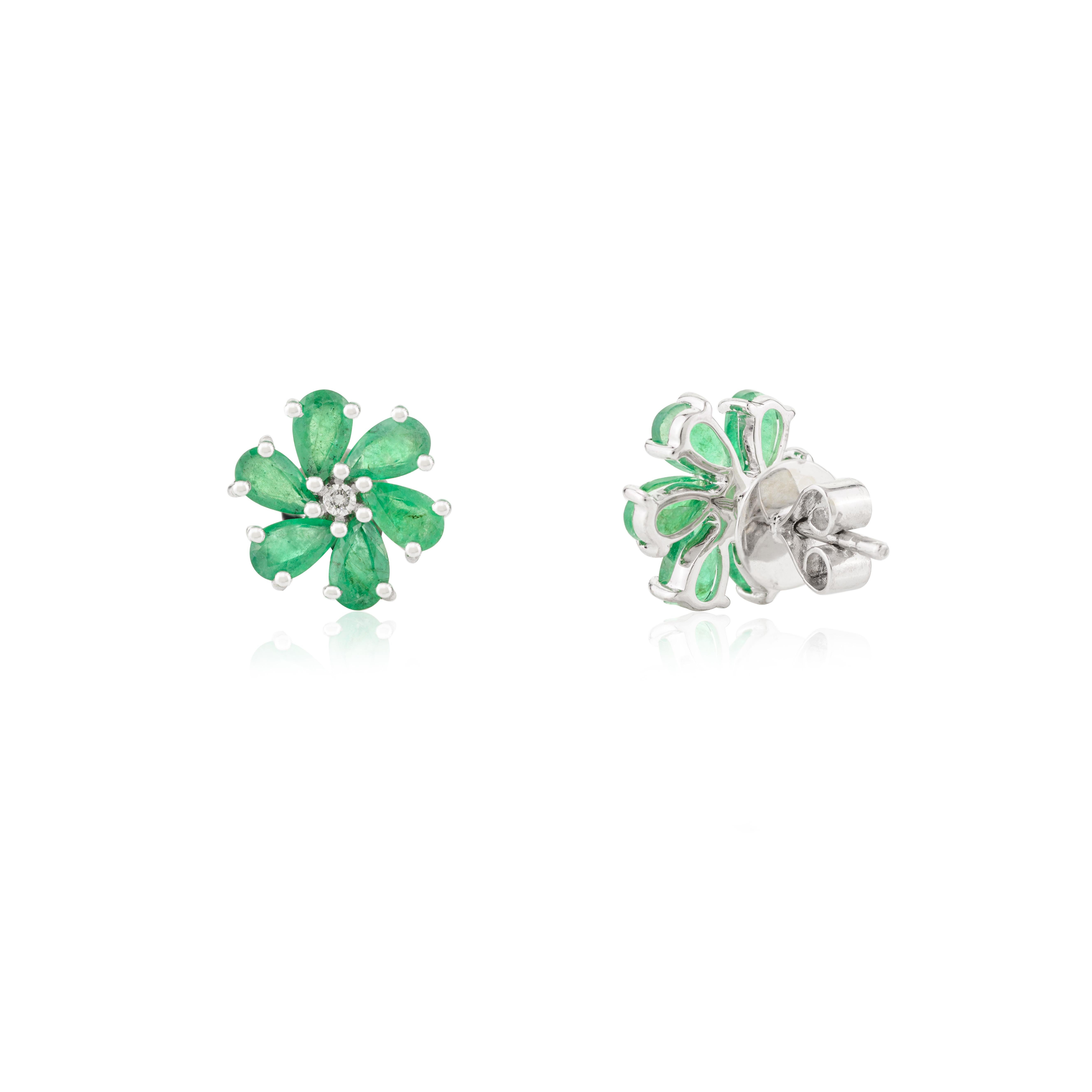 Clous d'oreilles fleur en or blanc massif 18 carats avec diamants et émeraudes naturelles avec griffes Neuf - En vente à New York, NY