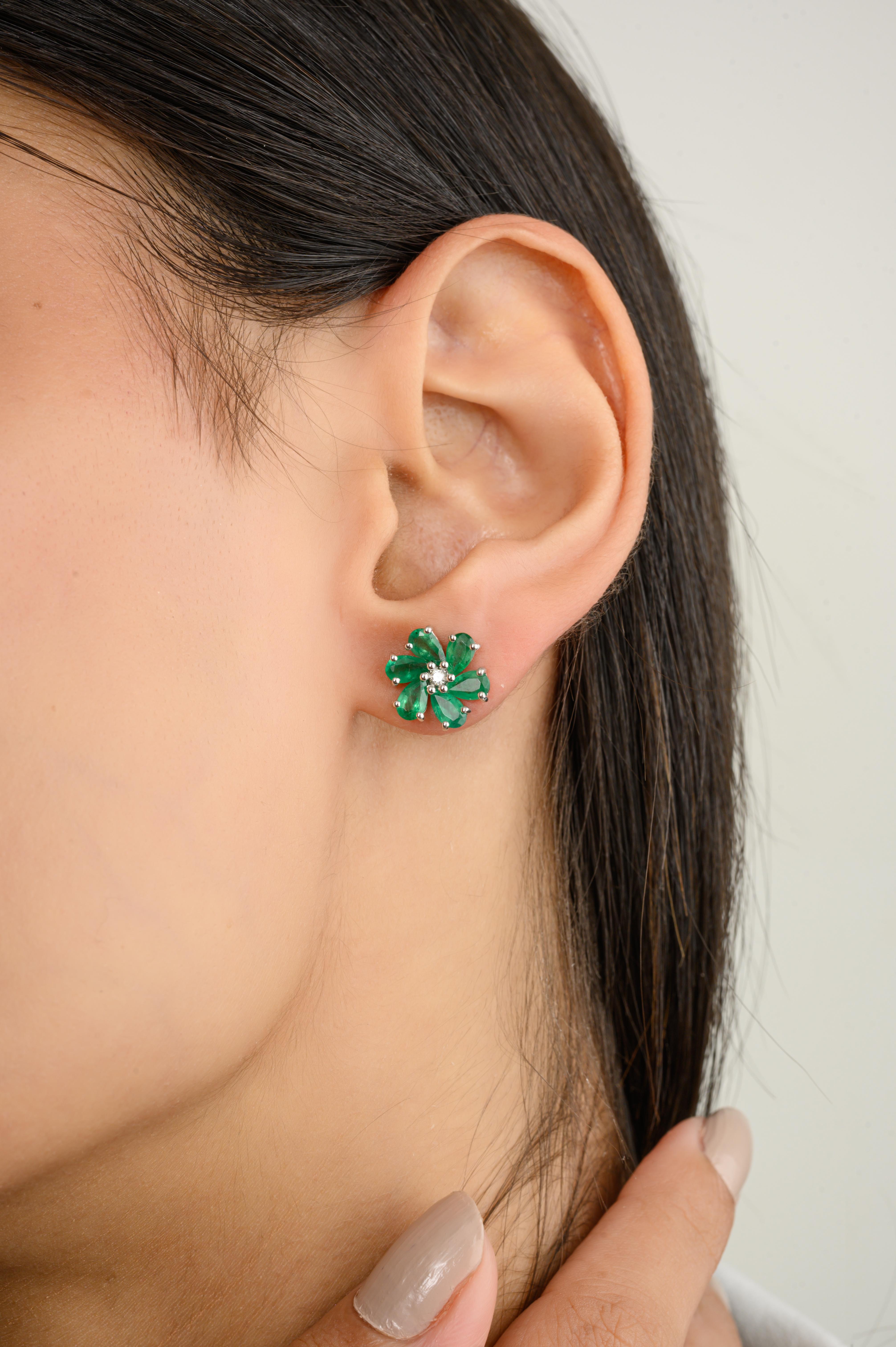 Clous d'oreilles fleur en or blanc massif 18 carats avec diamants et émeraudes naturelles avec griffes Pour femmes en vente