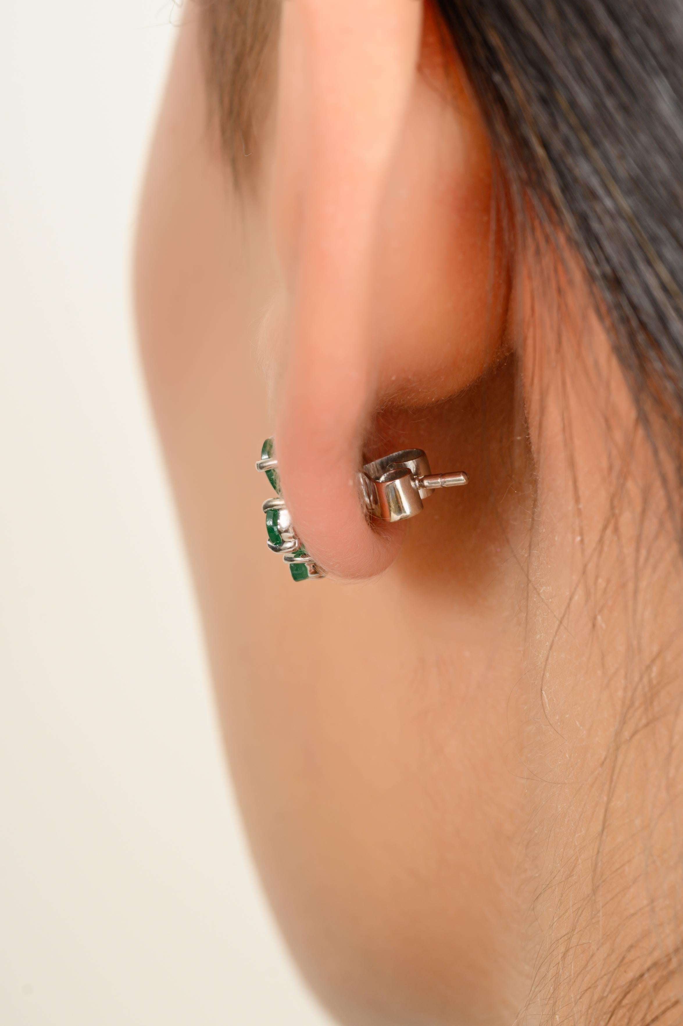 Clous d'oreilles fleur en or blanc massif 18 carats avec diamants et émeraudes naturelles avec griffes en vente 2