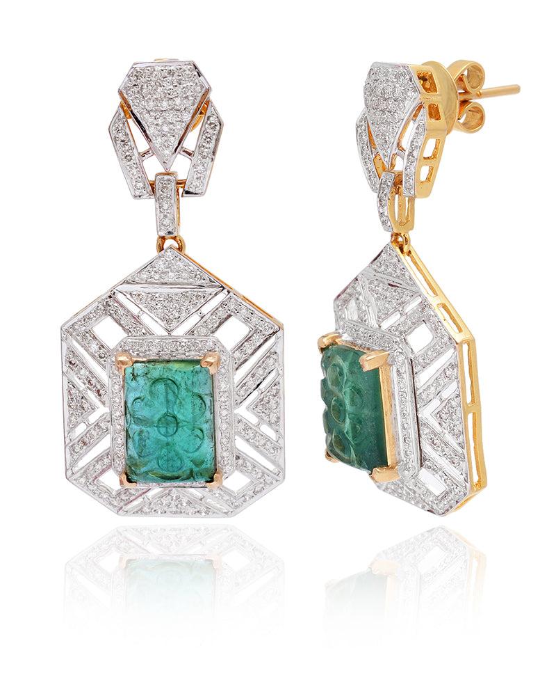 Realizzati con oro giallo massiccio 14K e diamante naturale da 2,26 carati (colore G-H, purezza SI1-SI2), questi orecchini sono una rarità. Con le loro forme morbide e fluide, questi straordinari orecchini aggiungono una nuova dimensione al tuo
