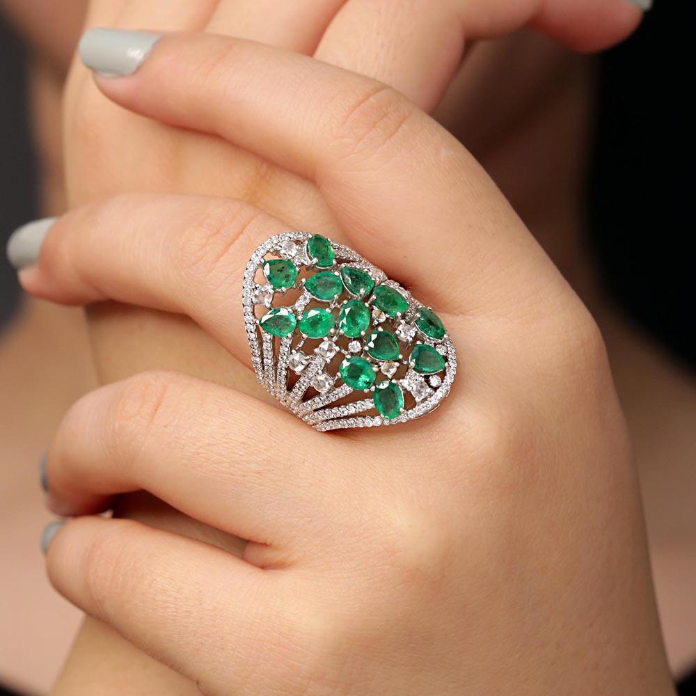 Anello in oro con smeraldo naturale e diamante In condizioni Nuovo in vendita a jaipur, IN