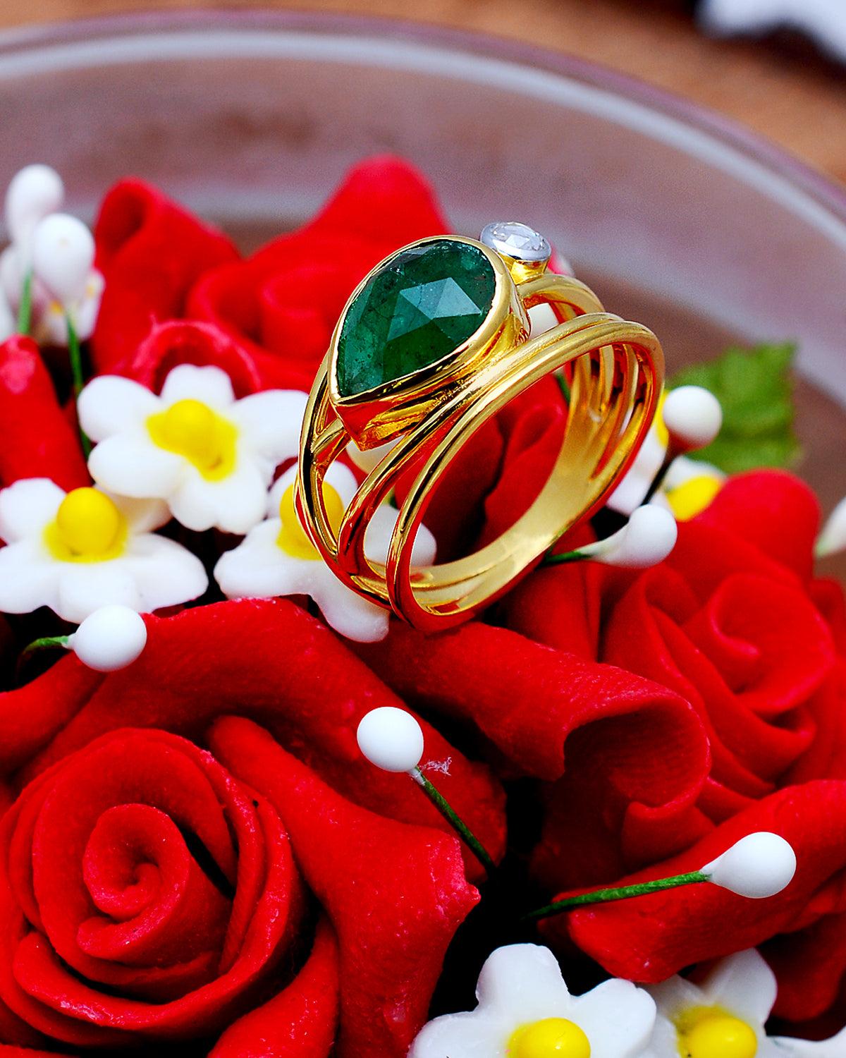 Natural Emerald & Diamond Gold Ring in 14K In New Condition For Sale In jaipur, IN