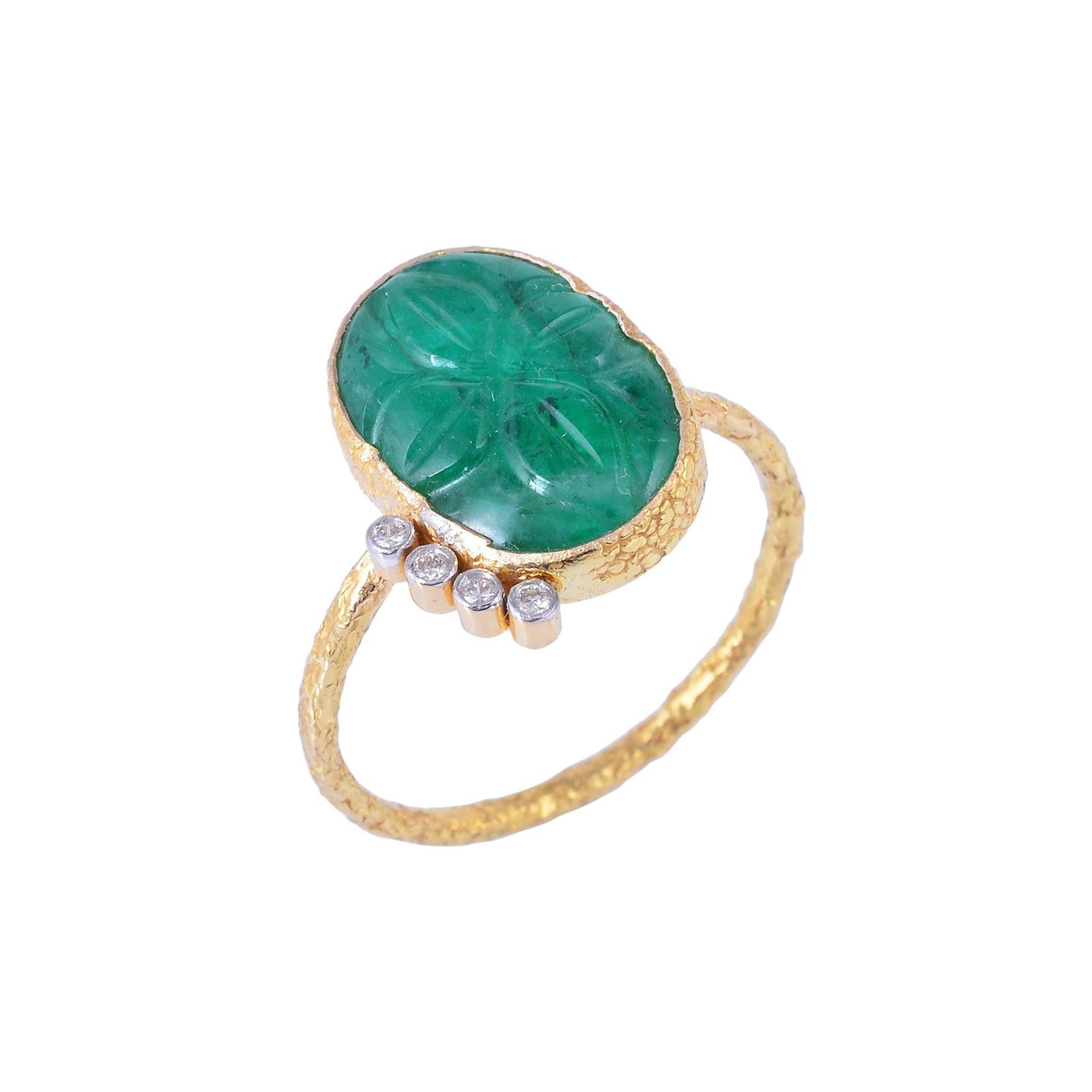Dieser schillernde Ring ist aus 18 Karat Gelbgold gefertigt und mit funkelnden Diamanten besetzt. Der geschliffene Smaragd in der Mitte ist von Diamanten umgeben, die ihm einen luxuriösen und klassischen Look verleihen. Dieser Ring ist eine schöne