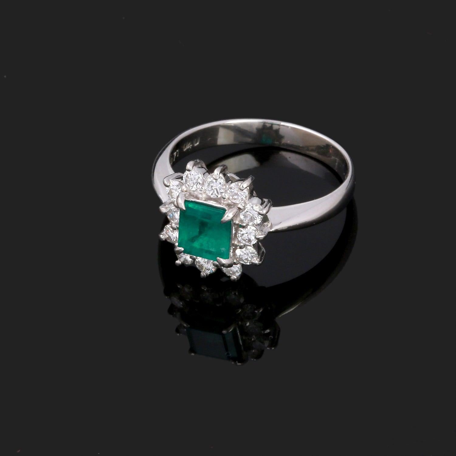 Contemporary Natural Emerald & Diamond Gold Ring in 18k For Sale
