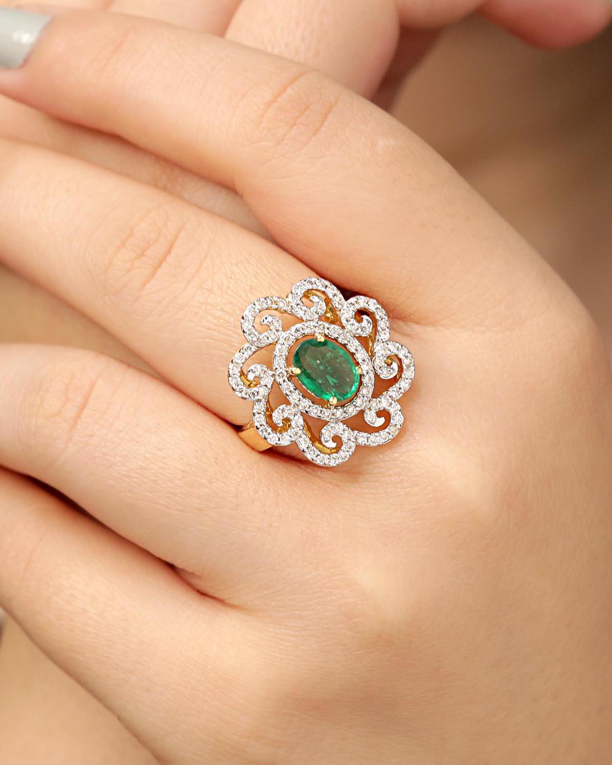 Natural Emerald & Diamond Gold Ring in 18K In New Condition For Sale In jaipur, IN