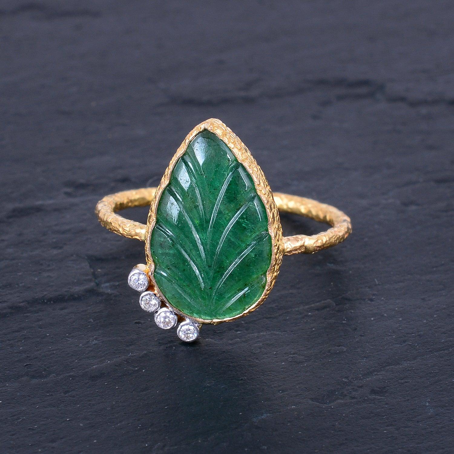 Natural Emerald & Diamond Gold Ring in 18k In New Condition For Sale In jaipur, IN