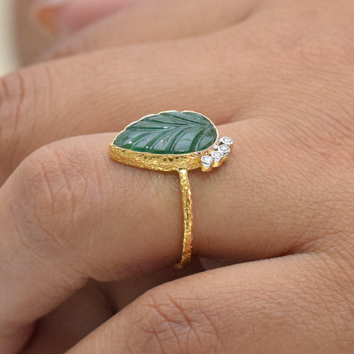 Women's Natural Emerald & Diamond Gold Ring in 18k For Sale