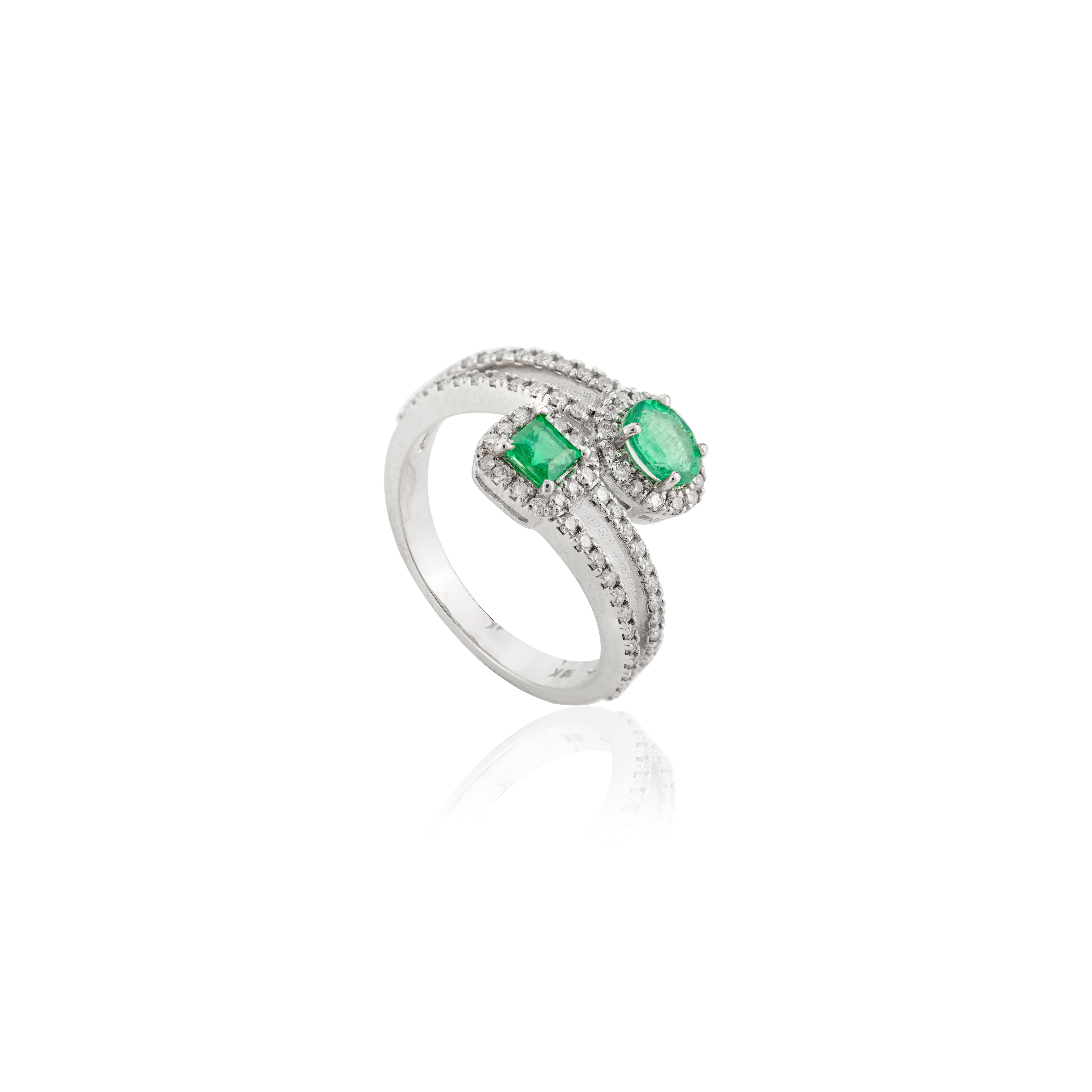 Im Angebot: Natürlicher Smaragd-Diamant-Halo-Ehering aus 18 Karat Weißgold für sie mit Halo By Pass () 3