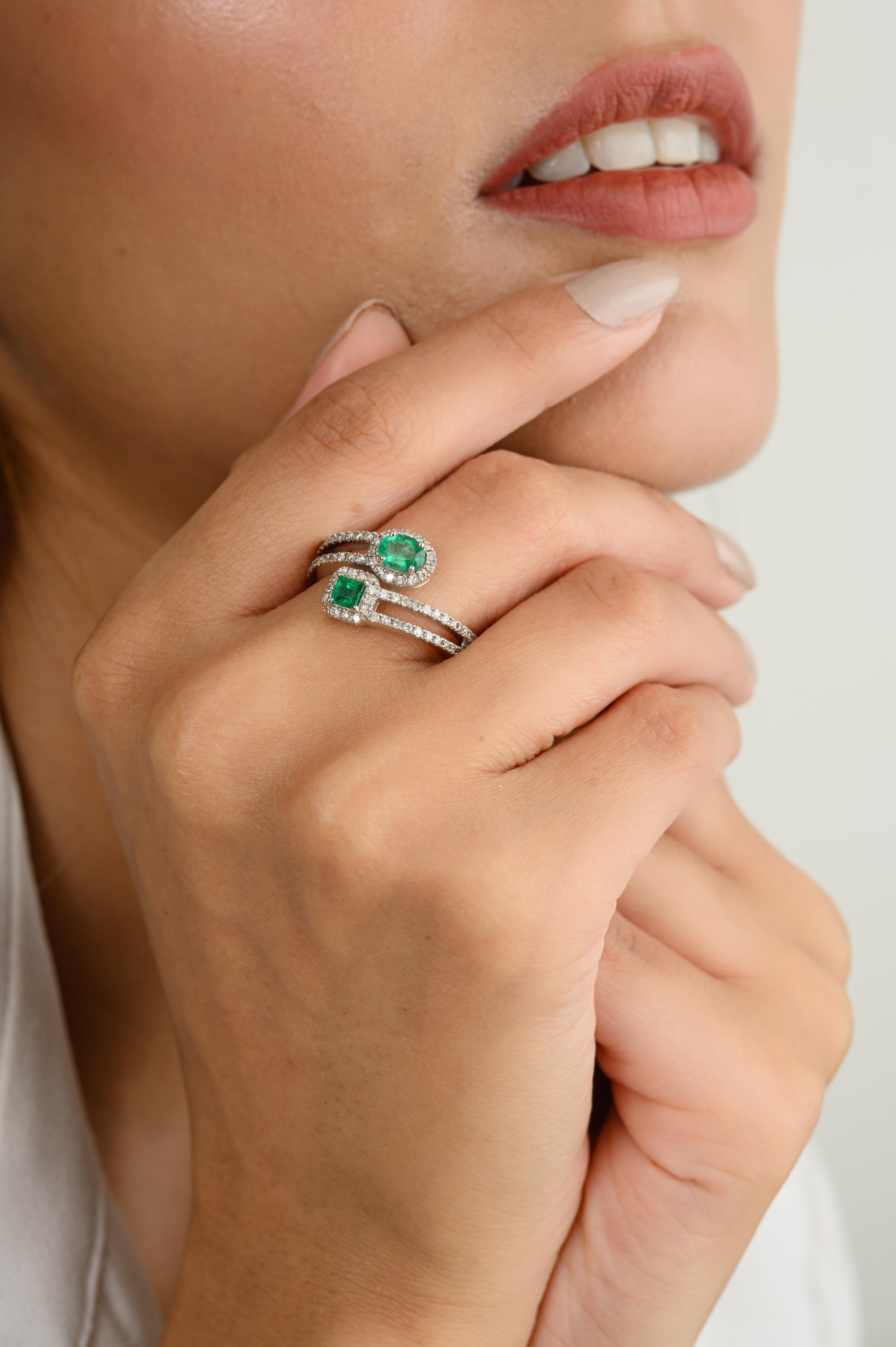 Im Angebot: Natürlicher Smaragd-Diamant-Halo-Ehering aus 18 Karat Weißgold für sie mit Halo By Pass () 4