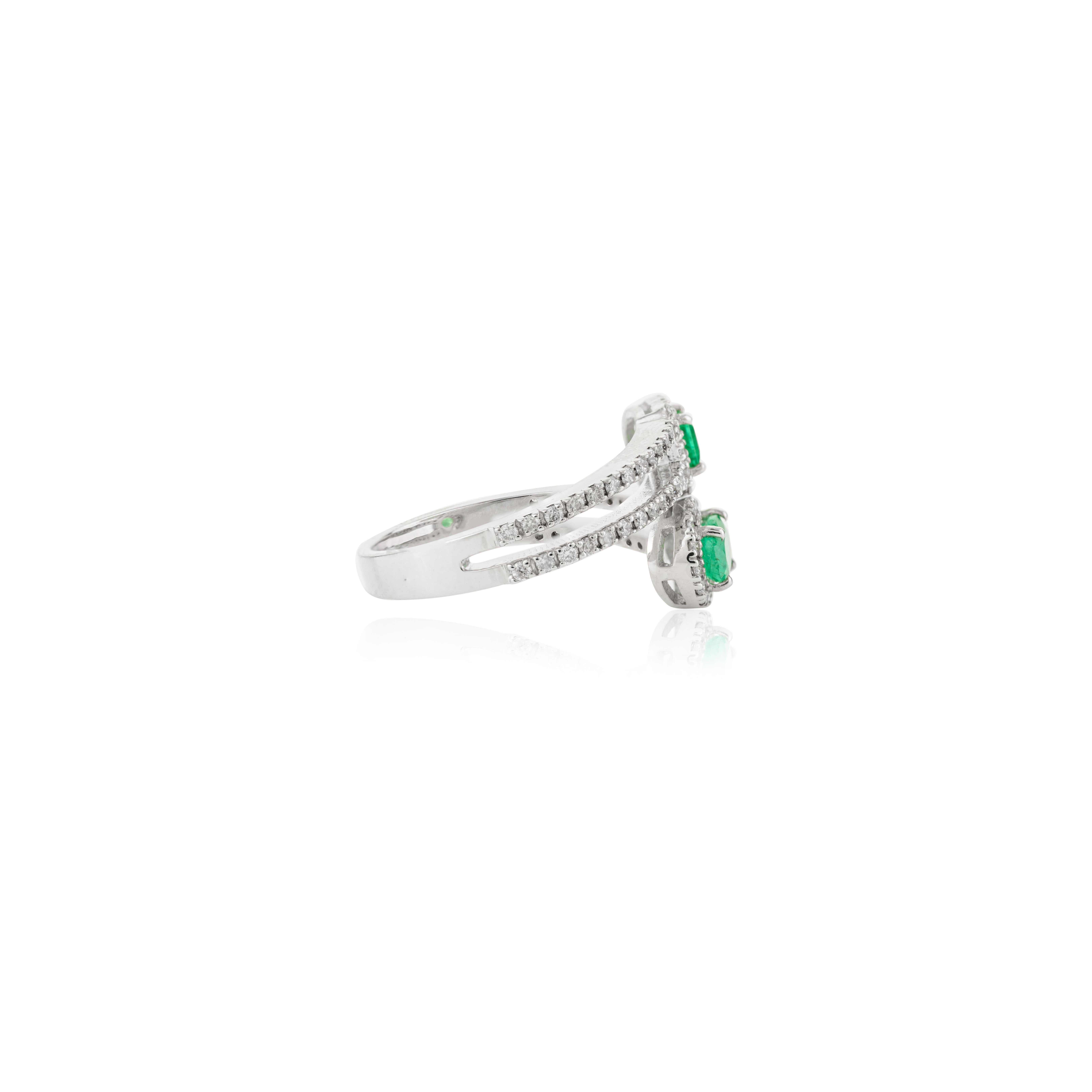 Im Angebot: Natürlicher Smaragd-Diamant-Halo-Ehering aus 18 Karat Weißgold für sie mit Halo By Pass () 5