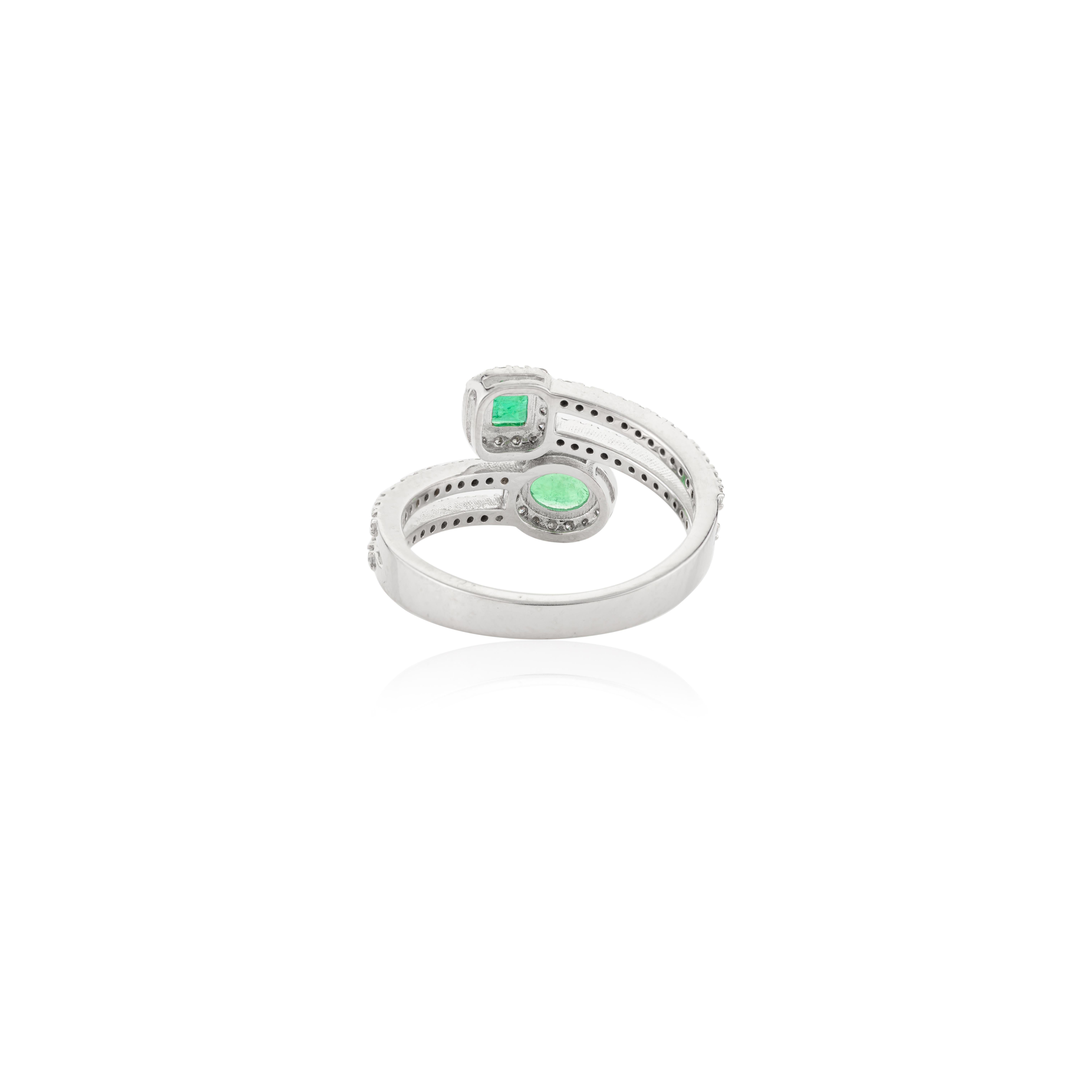 Im Angebot: Natürlicher Smaragd-Diamant-Halo-Ehering aus 18 Karat Weißgold für sie mit Halo By Pass () 7