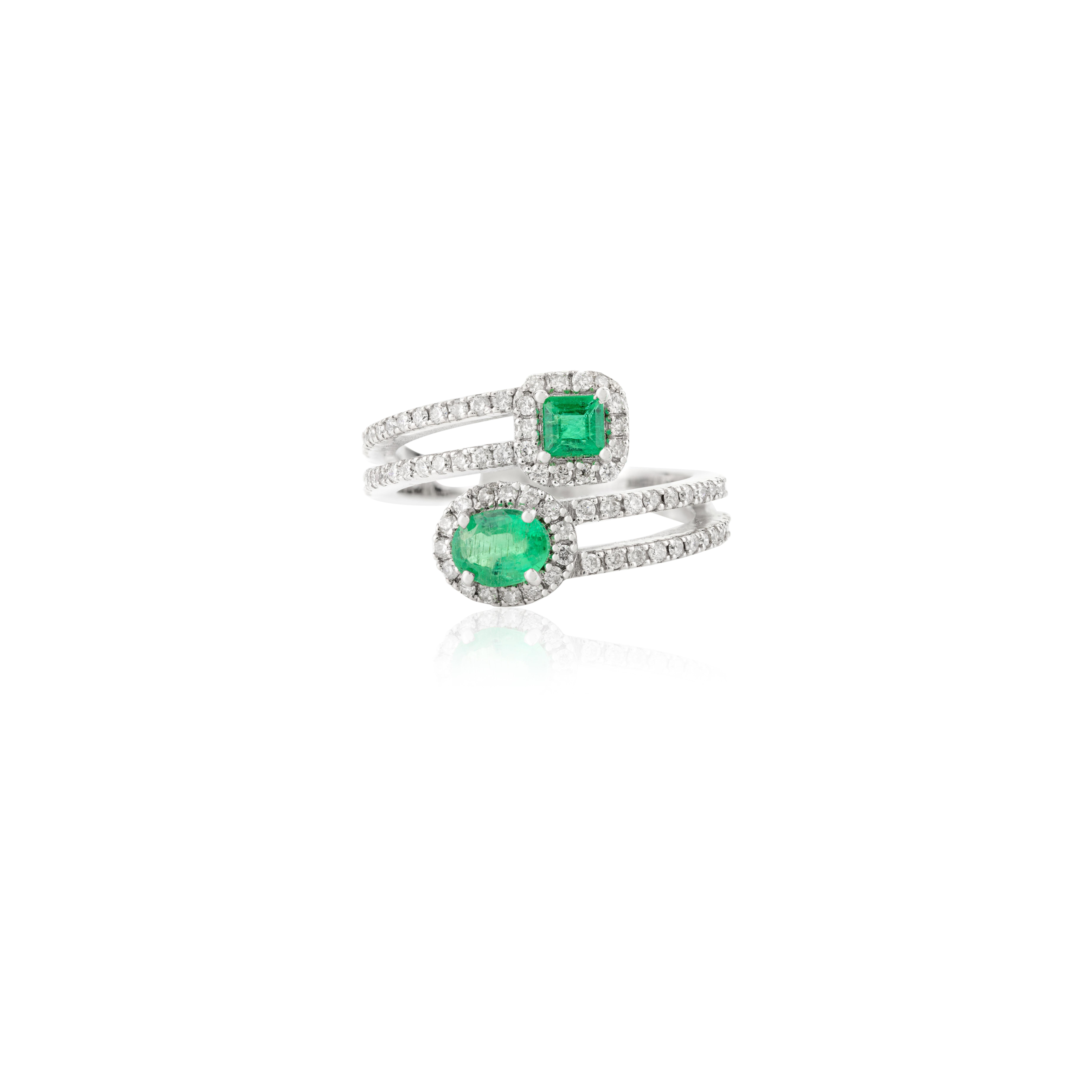 Im Angebot: Natürlicher Smaragd-Diamant-Halo-Ehering aus 18 Karat Weißgold für sie mit Halo By Pass () 8