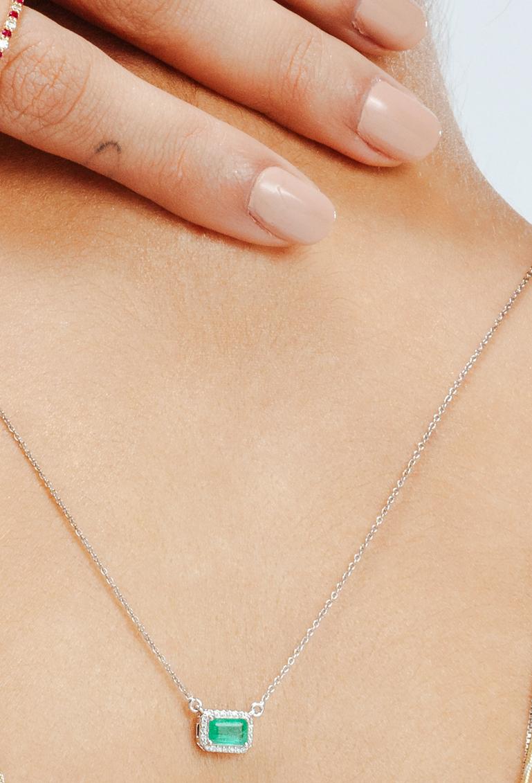 Art Déco Collana a catena con diamanti e smeraldi naturali in oro bianco massiccio 18 carati in vendita