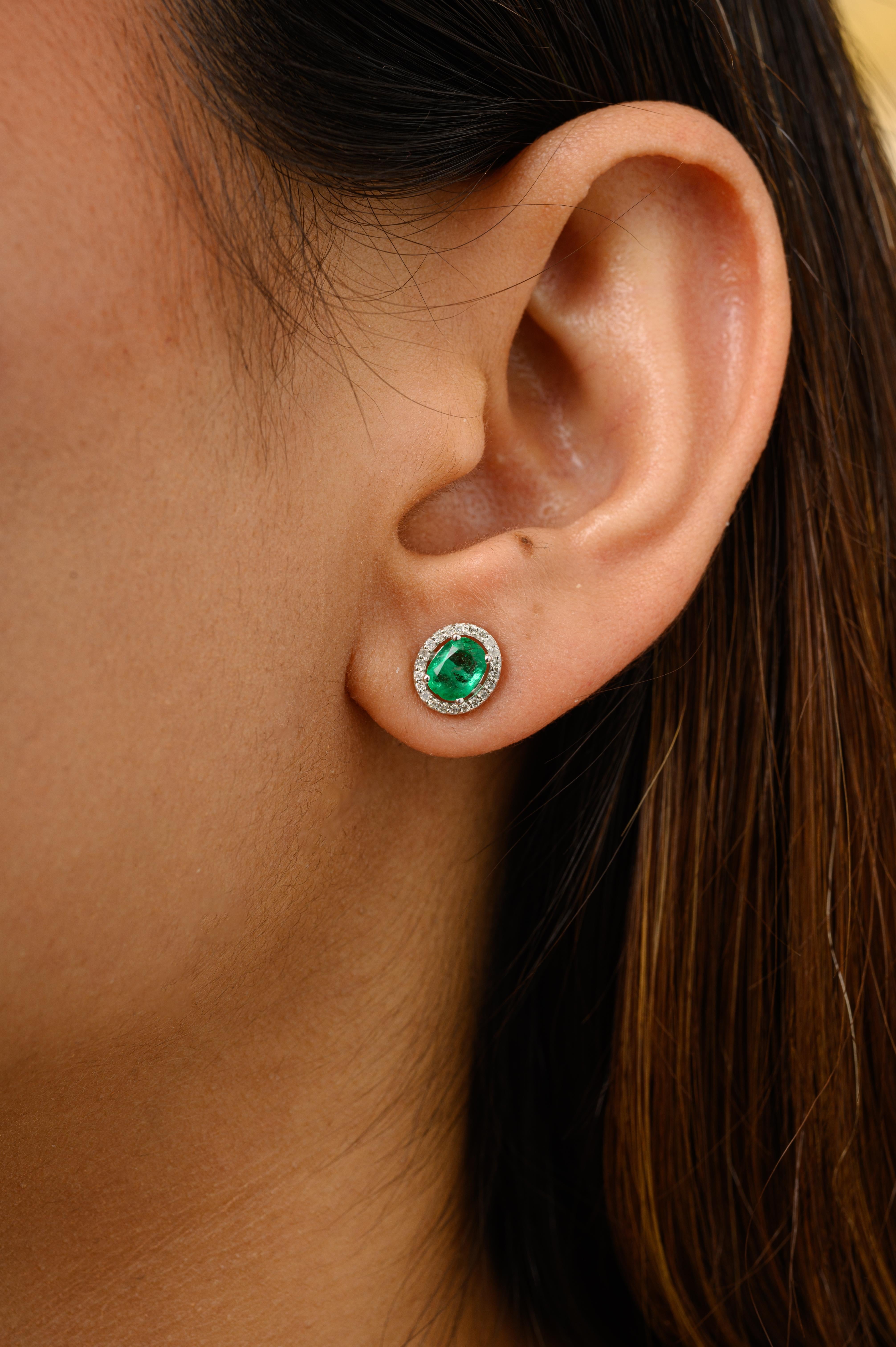 Natürlicher Smaragd Diamant Halo Oval Ohrstecker Geschenk für Mama in 14K Gold, um ein Statement mit Ihrem Look zu machen. Sie brauchen Ohrstecker, um mit Ihrem Look ein Statement zu setzen. Diese Ohrringe mit Smaragd im Ovalschliff und Diamanten im