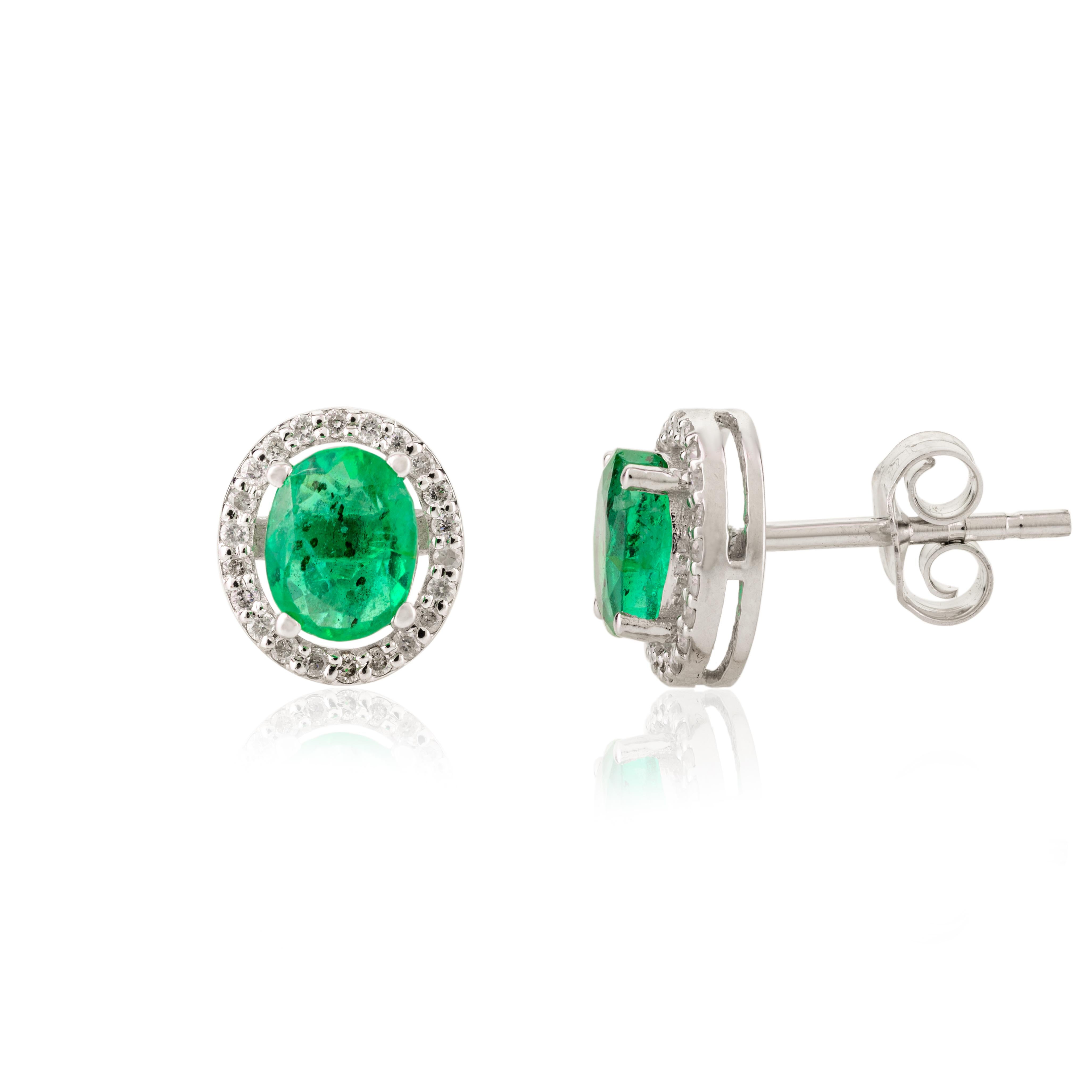 Moderne Clous d'oreilles ovales en or blanc 14 carats avec émeraude naturelle et halo de diamants, cadeau pour mère en vente