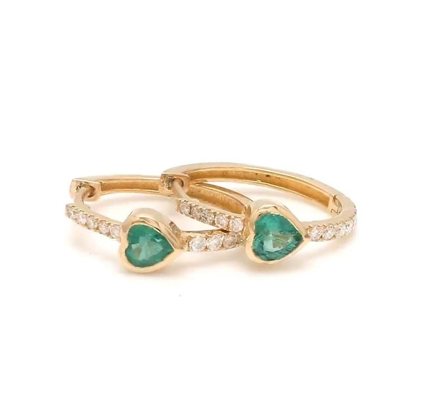 Orecchini a cerchio mini con diamanti a forma di cuore smeraldo, oro  Orecchino con smeraldo e diamante Nature in oro  Mini cerchi in oro con smeraldo e diamante

DETTAGLI DELLA GEMMA :
✦ Pietra preziosa : Smeraldo
✦ Tipo di gemma : Nature
✦