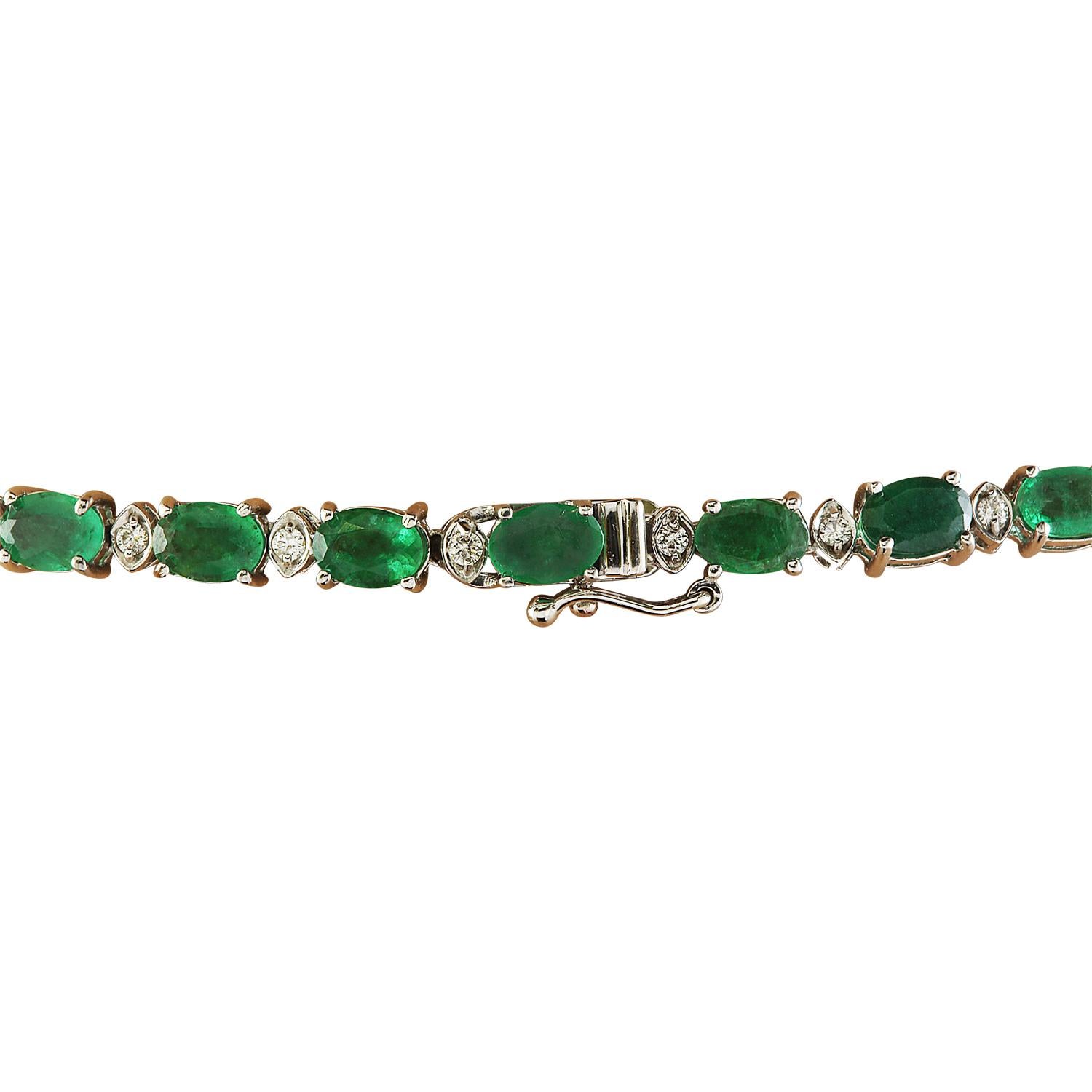 Natural Emerald Diamond Necklace in 14 Karat Solid White Gold  In New Condition For Sale In Los Angeles, CA