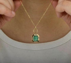 Collier avec pendentif en émeraude et diamants, en or 18 carats, Inde, 3,33 carats.