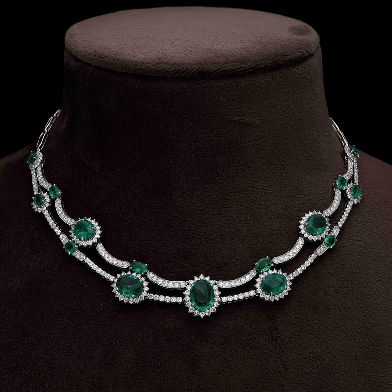 Contemporain Collier d'émeraudes naturelles en or blanc massif 18 carats, fait à la main en vente