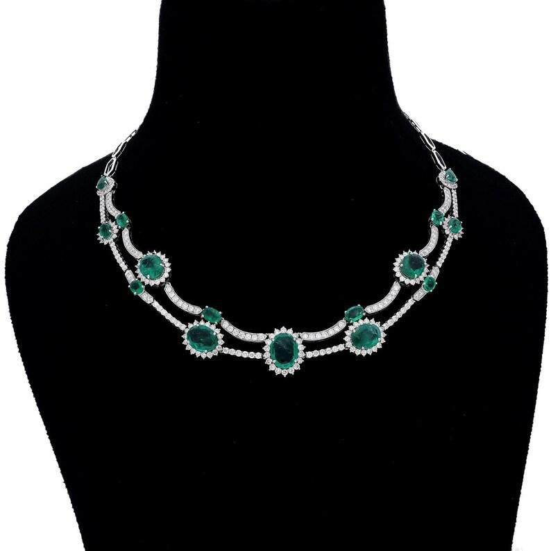 Collier d'émeraudes naturelles en or blanc massif 18 carats, fait à la main Neuf - En vente à jaipur, IN