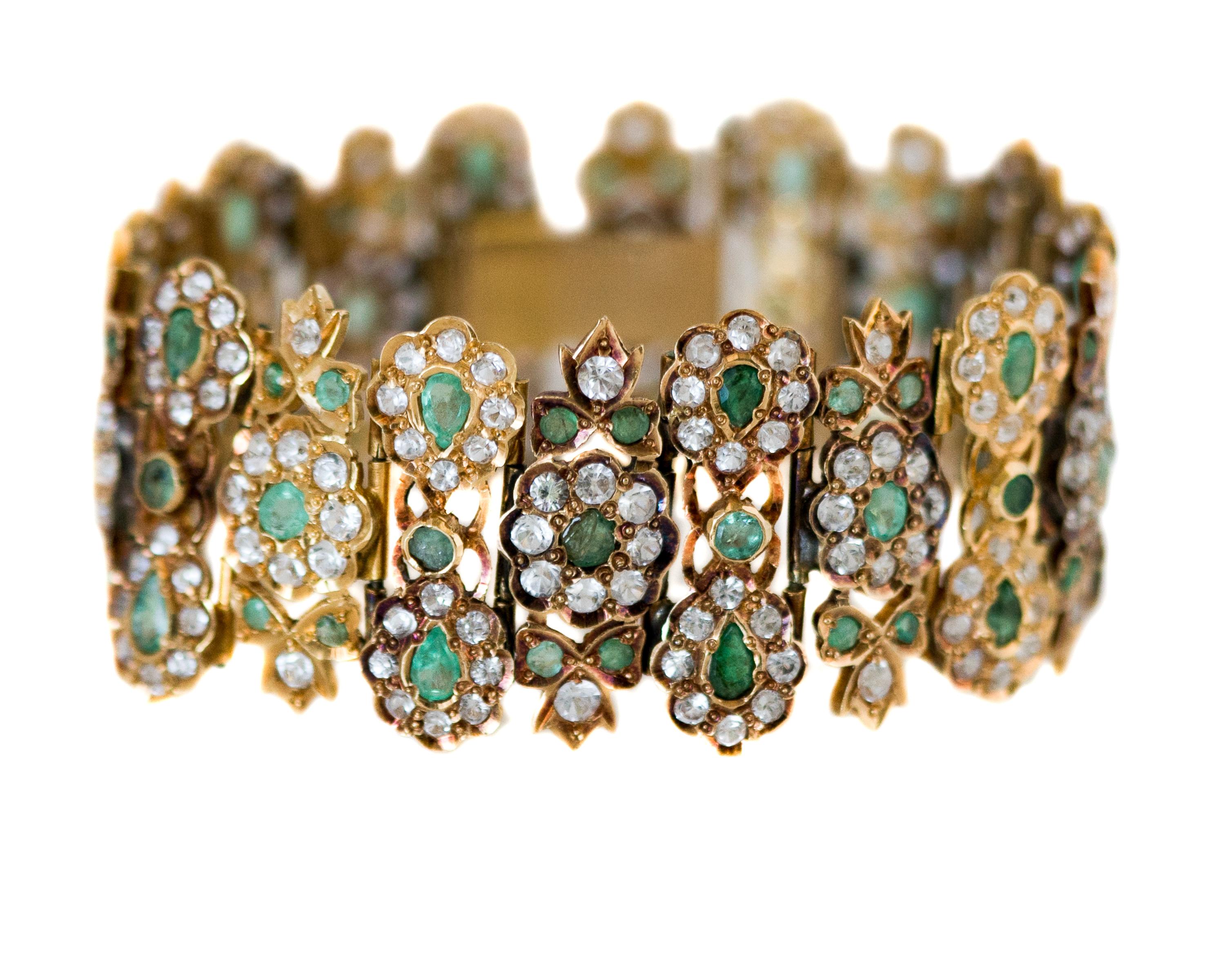 Round Cut Natural Emerald, Diamond Paste and 18 Karat Yellow Gold Link Bracelet For Sale