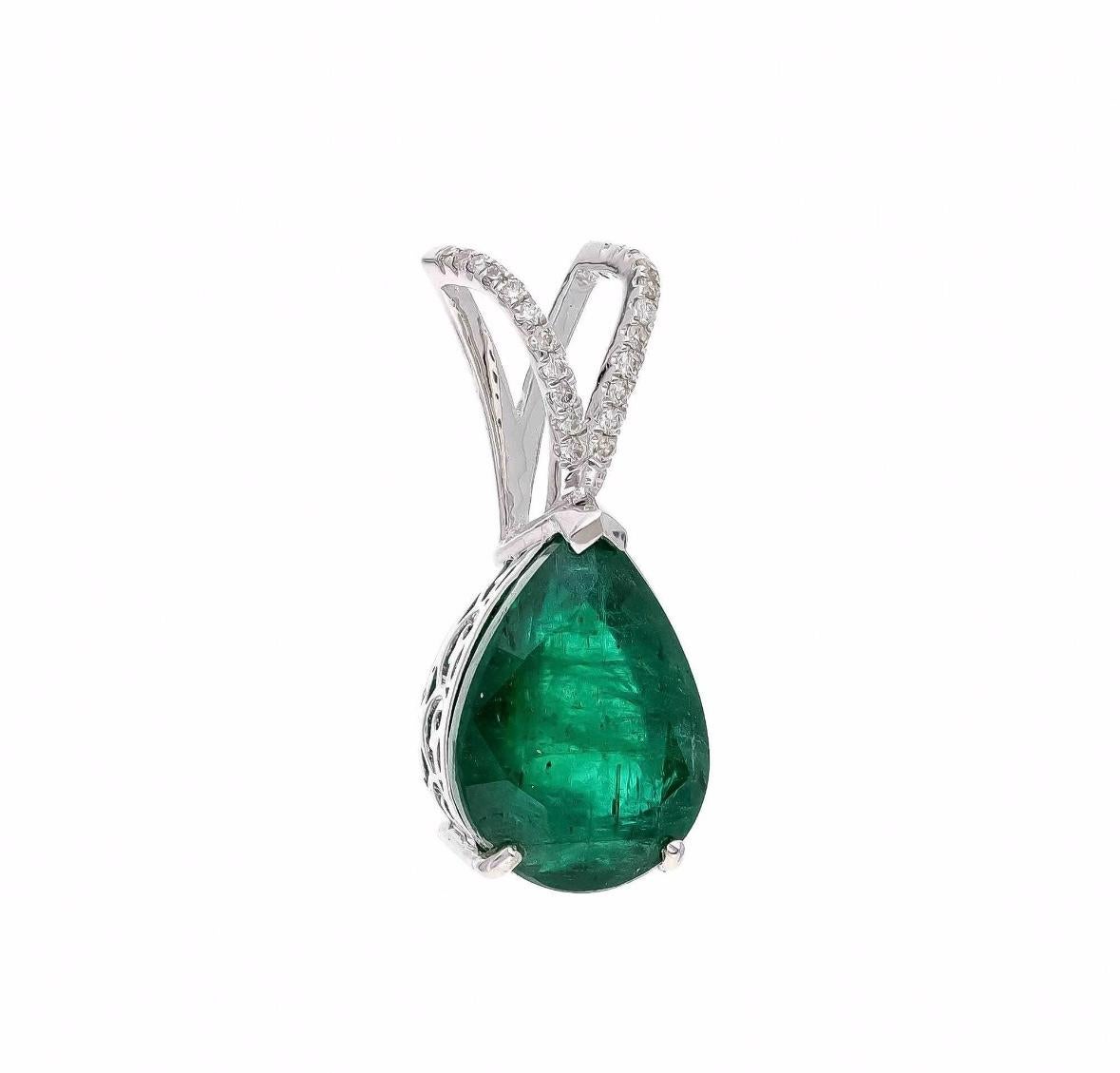 Pendente con smeraldo naturale e diamante in oro 18 carati In condizioni Nuovo in vendita a jaipur, IN