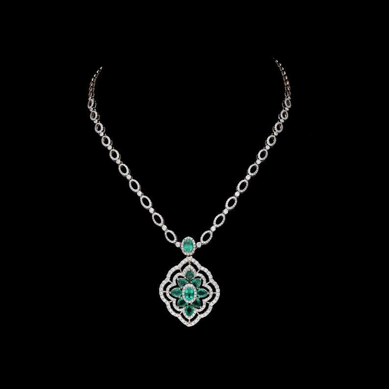 Contemporain Collier pendentif diamant Emeraude naturelle / Chaîne diamant en or jaune 18k en vente