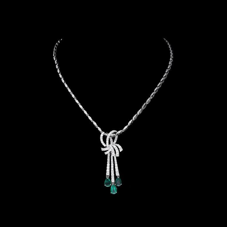 DETAILS ZUM PRODUKT -

===============

EDELSTEIN-DETAILS :

Edelstein : Smaragd

Edelstein Gewicht : 1,82 Karat

Edelstein Größe : 8X5, 7X5 mm

Edelsteinform : Birnenschliff

Edelstein-Typ : Natürlich



DETAILS ZUM DIAMANTEN :

Diamant Gewicht :