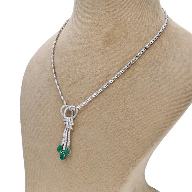 Natürlicher Smaragd-Diamant-Anhänger-Halskette aus Gold / Weißgold Diamant-Halskette (Zeitgenössisch) im Angebot