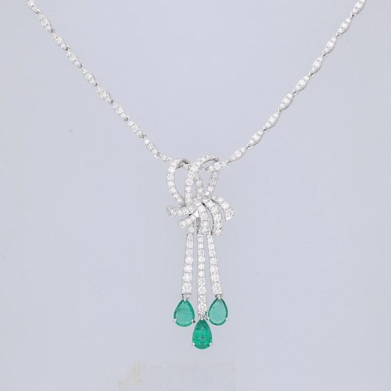Natürlicher Smaragd-Diamant-Anhänger-Halskette aus Gold / Weißgold Diamant-Halskette Damen im Angebot