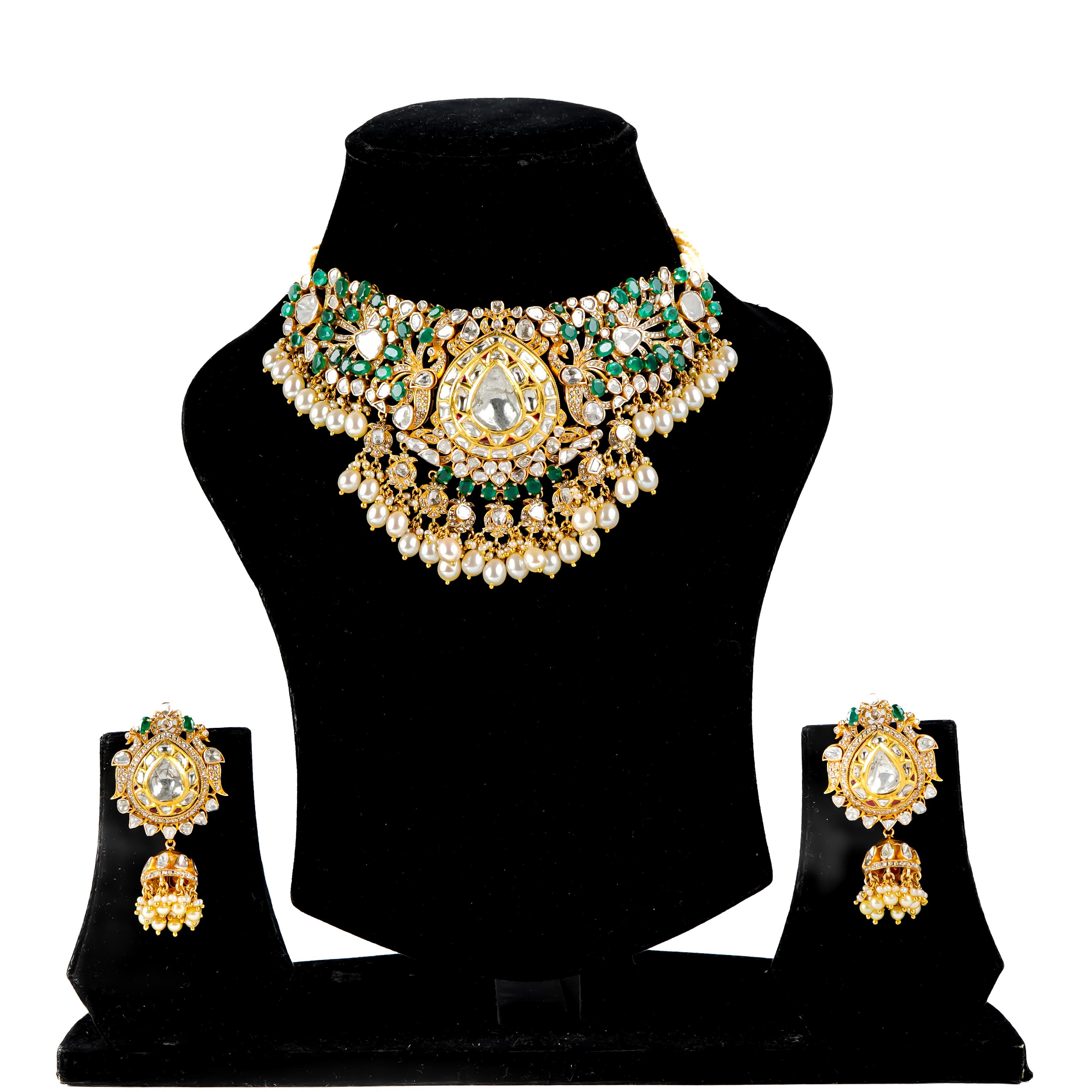 GW= 139,19gm
NW=71.63gm
Diamant-Polki = 14,35cts
Diamant-Route = 6,76cts
Smaragd = 19,66cts
Perle = 108.02cts

FOLLOW US ON INSTA ( Divinejewellerylounge)