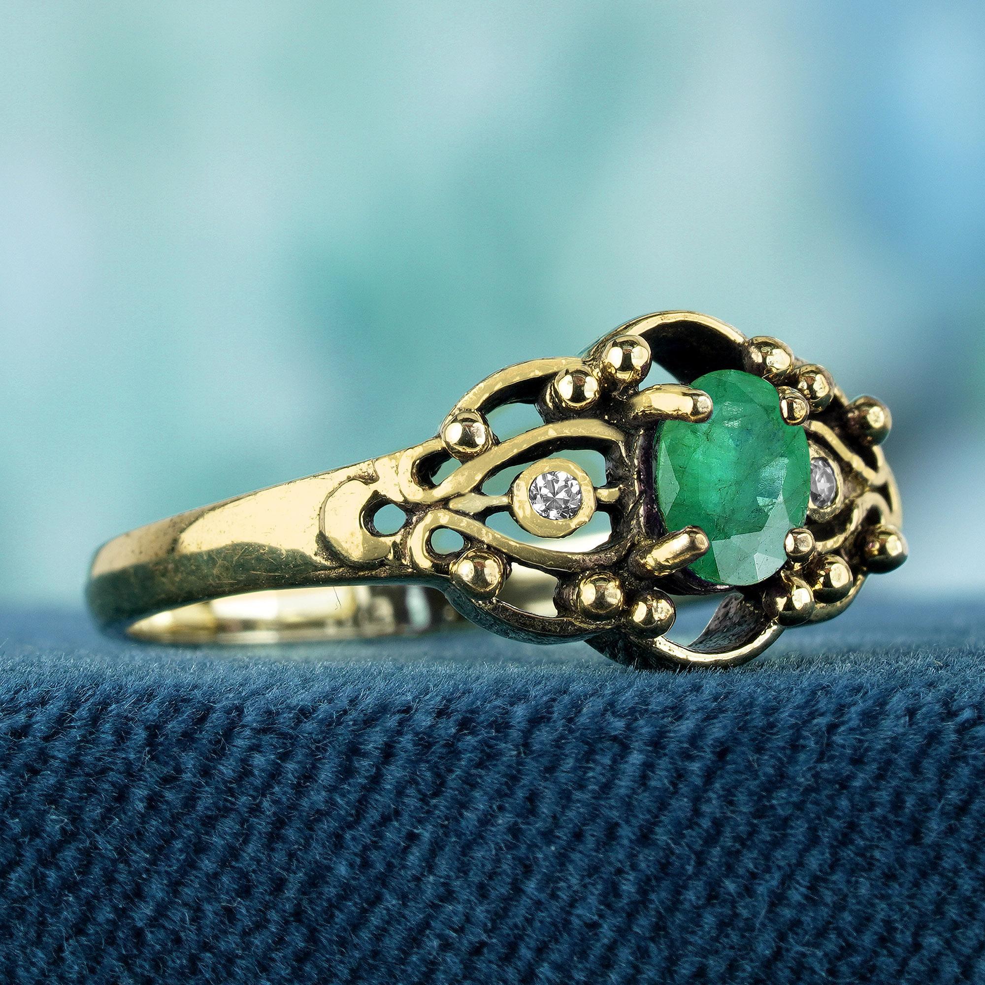Édouardien Nature Emerald Diamond Prong Set Vintage Style Engagement Ring in Solid 9K Gold (Bague de fiançailles en or massif 9K) en vente