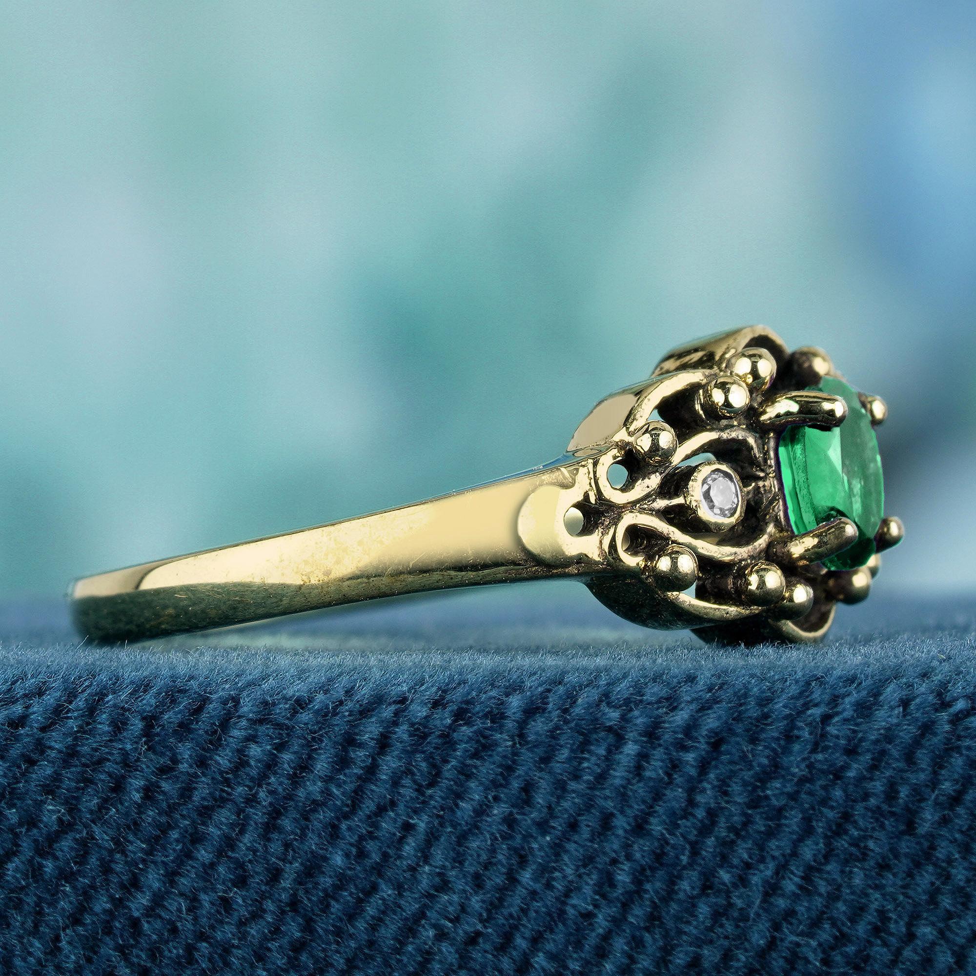 Taille ovale Nature Emerald Diamond Prong Set Vintage Style Engagement Ring in Solid 9K Gold (Bague de fiançailles en or massif 9K) en vente
