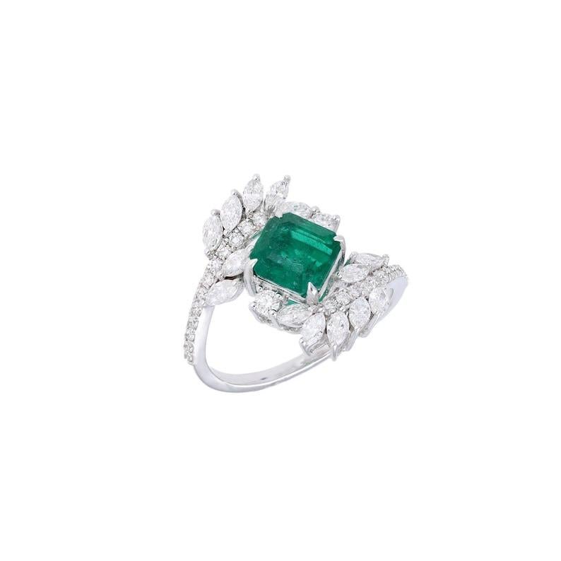 Contemporary Natural Emerald Diamond Ring 18k Gold Bridal Ring Gold Jewelry For Sale