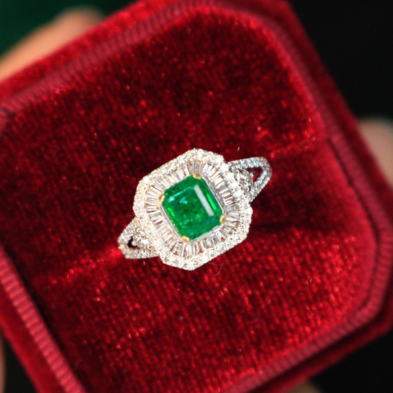 Emerald 0.67 Ct  Diamond 0.70CT
Color Vivid Green (Muzo Green)

Precious Metal Condition
18K white gold

Certificate of authenticity
Appraisal certificate 
color
18k Yellow Gold Emerald and Diamond Ring
purity
AU750
diamond