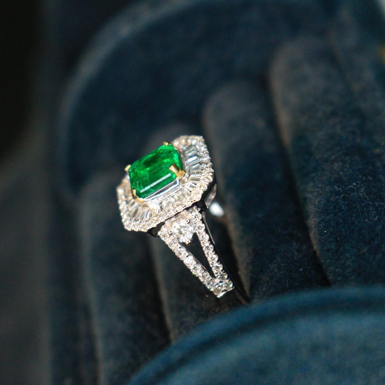 Contemporary Natural Emerald Diamond Ring 18k Gold, Emerald 0.67 Ct Diamond 0.70ct For Sale