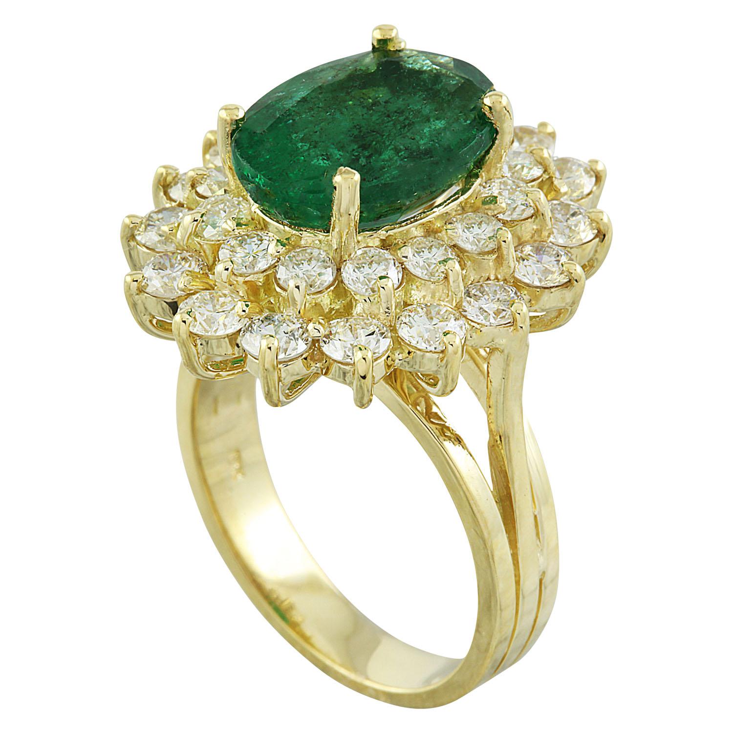 Natural Emerald Diamond Ring in 14 Karat Solid Yellow Gold  In New Condition For Sale In Los Angeles, CA