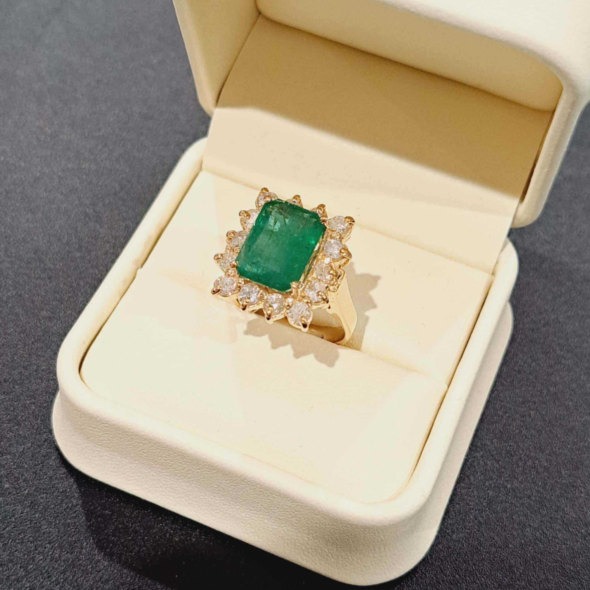 Natural Emerald Diamond Ring in 14 Karat Solid Yellow Gold For Sale 1