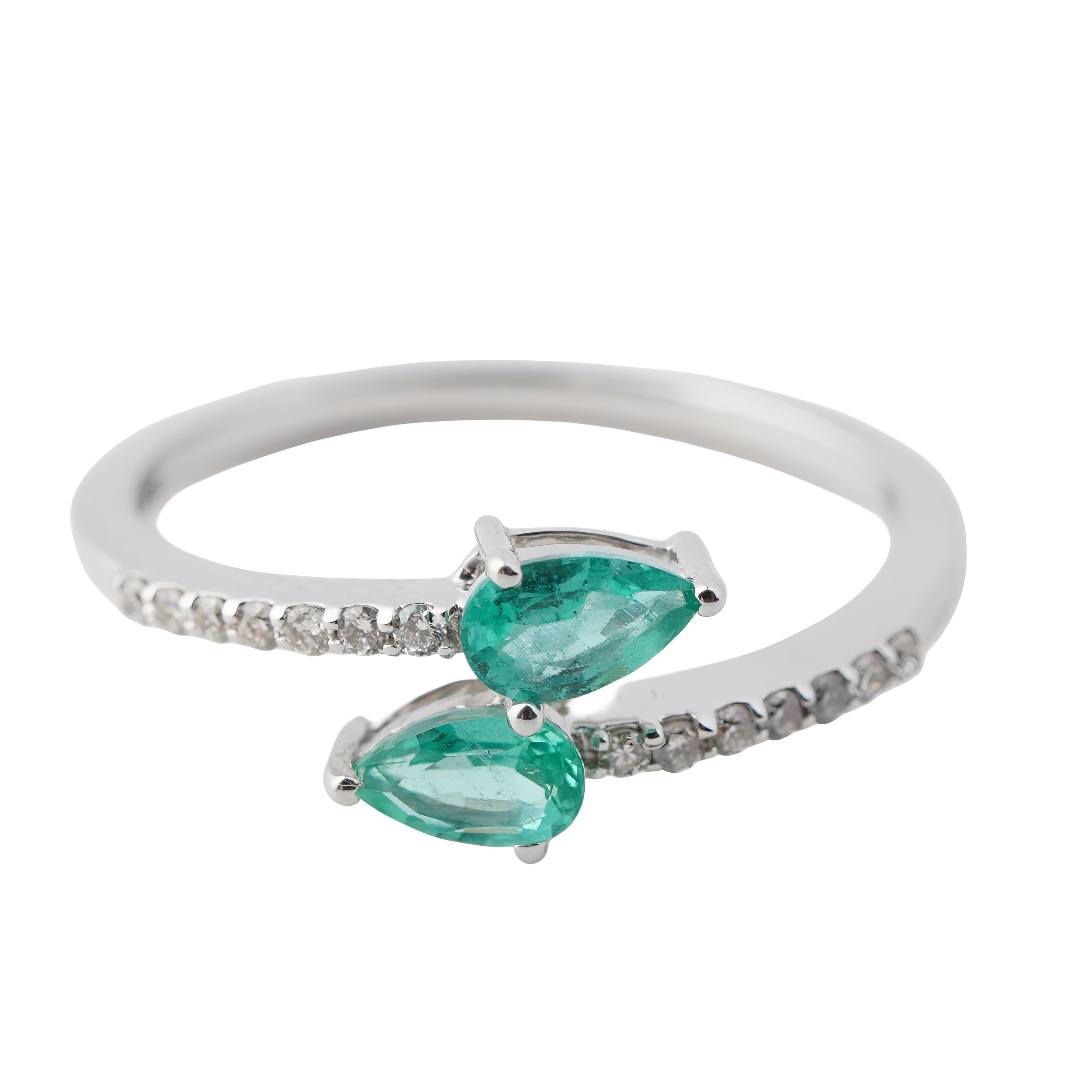 Taille émeraude Bague en or 14k avec émeraude naturelle et diamant en vente
