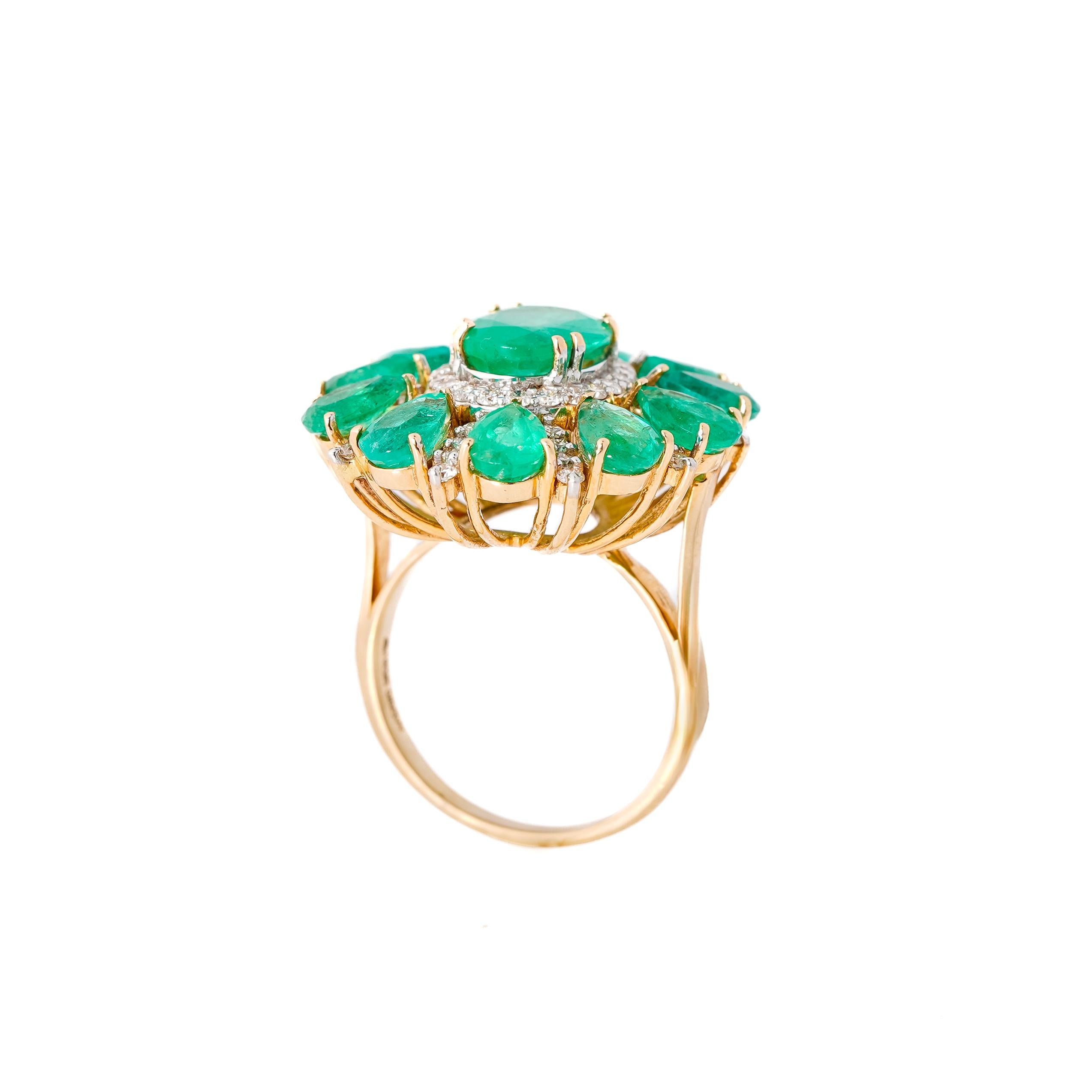 Women's Natural Emerald & diamond Ring in 14k gold For Sale