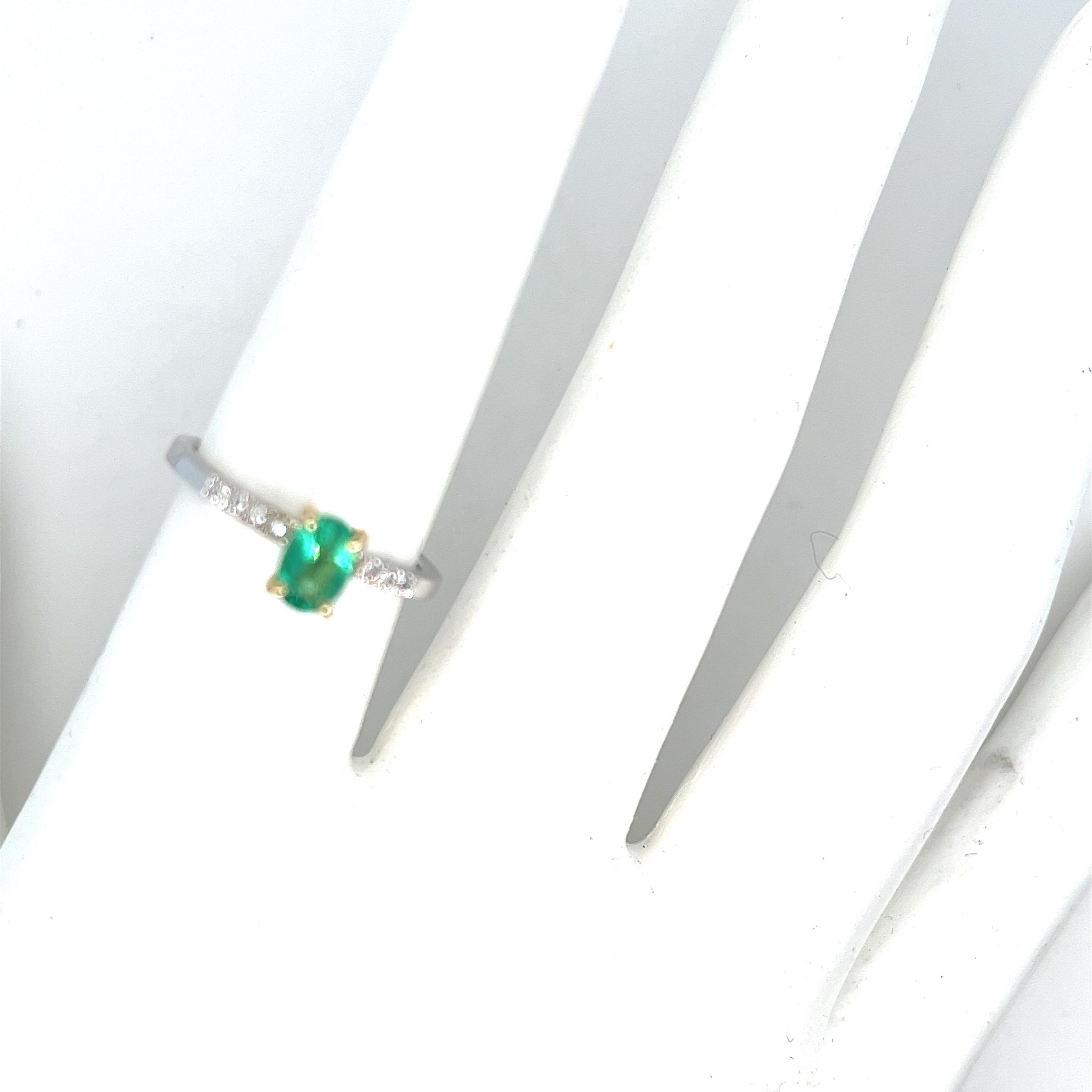 Natürlicher Smaragd-Diamant-Ring aus 14 Karat Gold (Ovalschliff) im Angebot