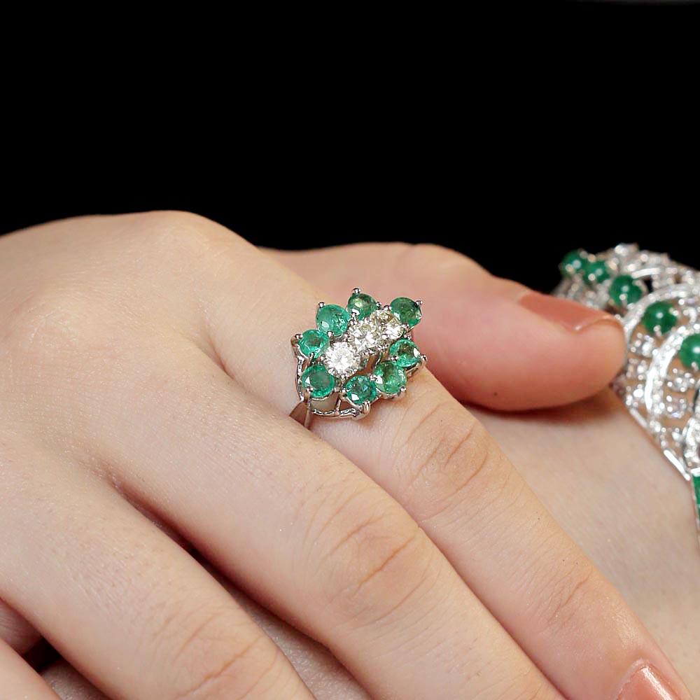Contemporaneo Anello con smeraldo naturale e diamante in 18 carati in vendita