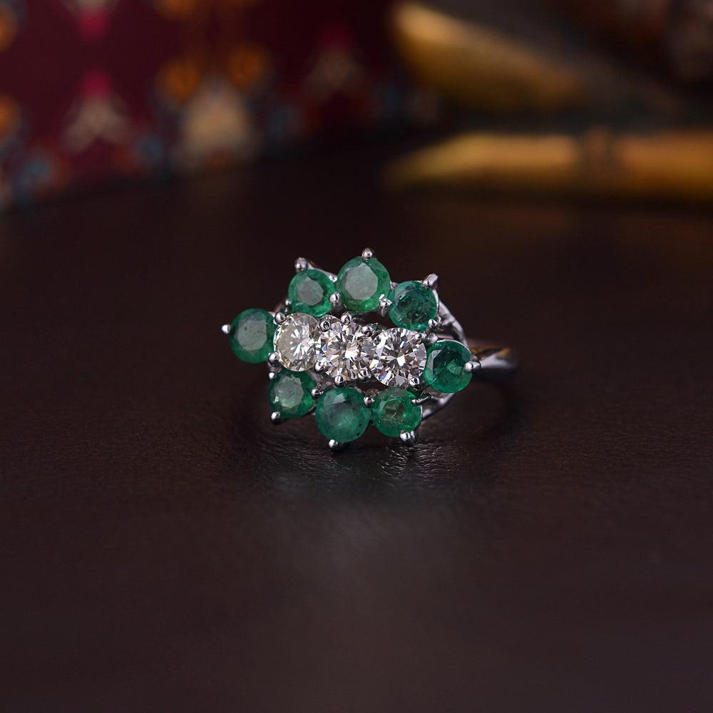 Anello con smeraldo naturale e diamante in 18 carati In condizioni Nuovo in vendita a jaipur, IN