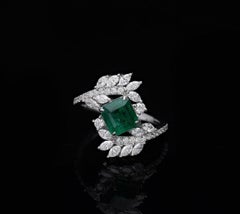 Ring aus 18-karätigem Gold mit einem natürlichen Smaragd (1,85 ct) und Diamanten (0,99 ct), Indien