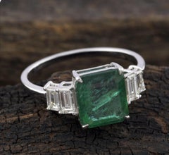 Natural Emerald & Diamond Ring in 18k Gold