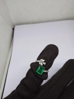 Ring aus 18-karätigem Gold mit einem natürlichen Smaragd (1,92 ct) und Diamanten (0,69 ct), Indien
